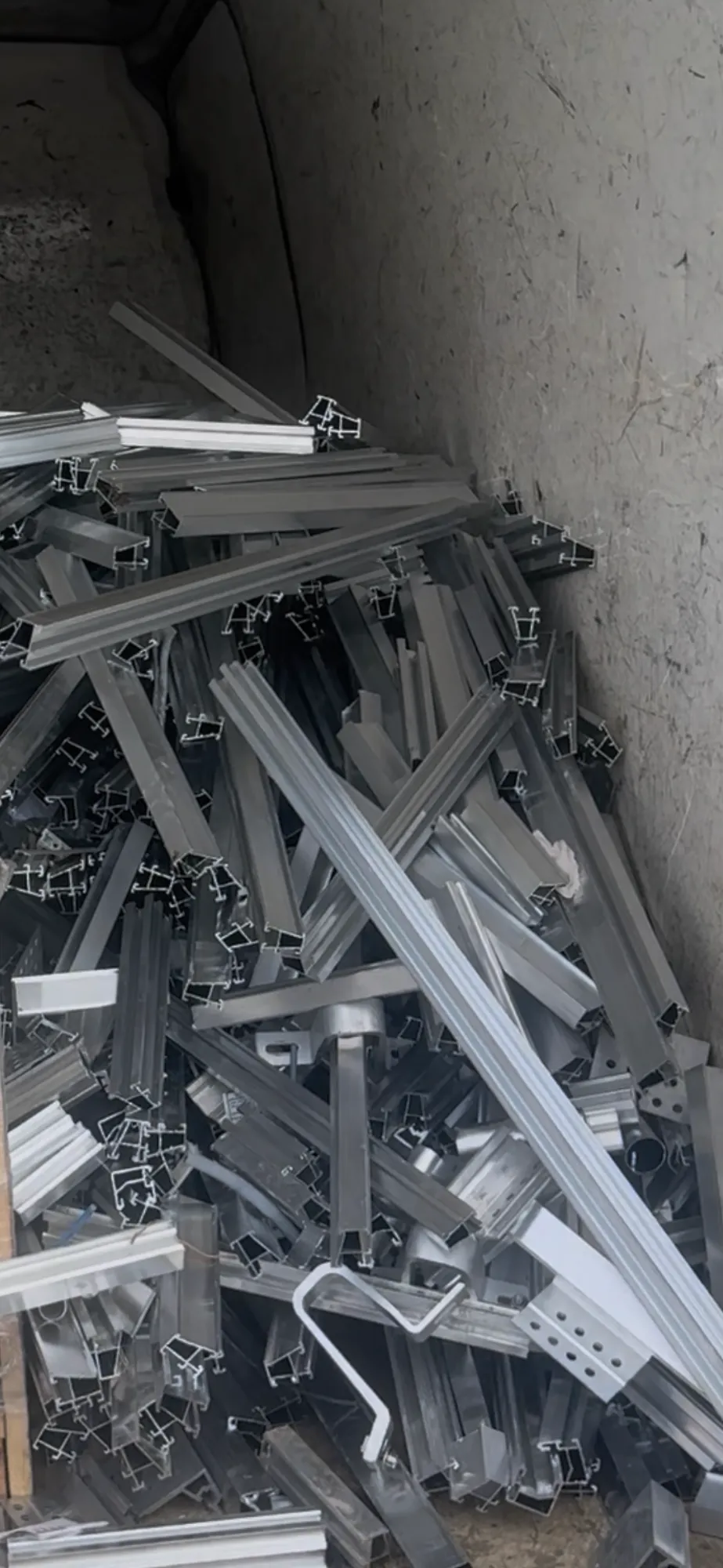 Aluminiumprofile im Container