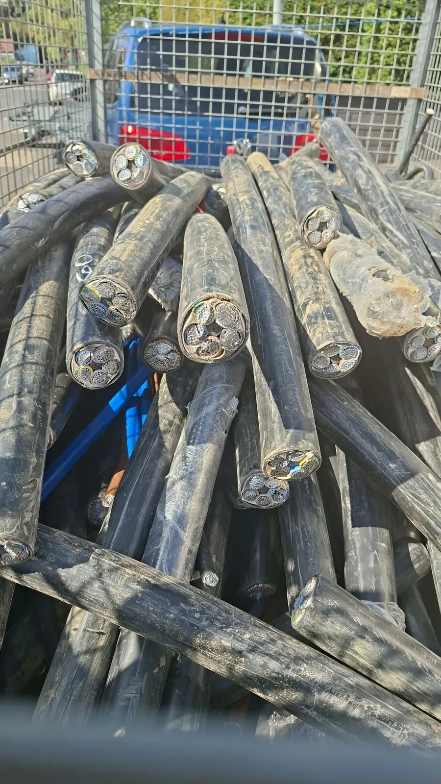 Gitterbox voller Starkstromkabel zur Verwertung